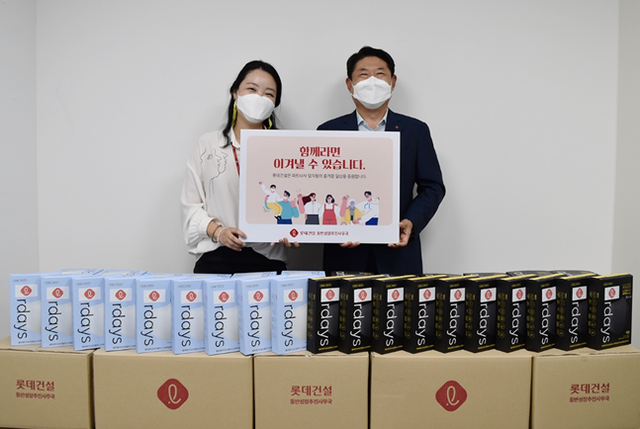 ▲ 롯데건설이 파트너사를 위해 준비한 마스크(롯데건설 박은병 외주구매본부장(오른쪽))>

롯데건설 박은병 외주구매본부장(오른쪽)이 지난 17일 파트너사에 KF94마스크 200개를 전달했다. ⓒ 롯데건설