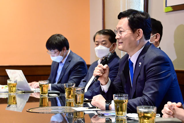 ▲ 지난 20일(현지시간) 미국 워싱턴 D.C. 한인타운에서 열린 특파원 간담회에서 송영길 더불어민주당 대표가 이야기하고 있다. ⓒ뉴시스. 무단전재 및 재배포 금지.