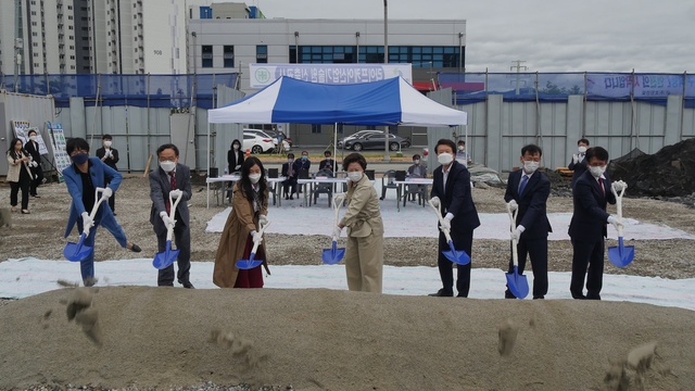 ▲ 17일 오후 2시, 대구시 동구 첨담의료복합단지 내 시공현장에서 라이프케어산업기술원 기공식에서 남성희 총장(왼쪽에서 네 번째)과 참석자들이 시삽을 하고 있다.ⓒ대구보건대