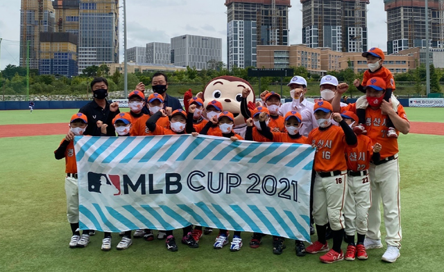 ▲ 경산시 리틀야구단(단장 최영조 경산시장) 6기 졸업생 강도훈(외야수) 선수, 5기 졸업생(투수) 장재혁 선수가 한국야구위원회(KBO) 신인 드래프트(지명)에서 삼성 라이온즈에 지명되어 프로선수의 꿈을 이루게 됐다.ⓒ경산시