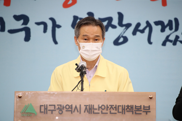 ▲ 채홍호 대구시행정부시장은 24일 오전 대구시청에서 브리피을 갖고 “다만 확진자의 88%가 베트남 국적을 소지하고 있고 유훙시설에서 확진자가 지속 발생하고 있어, 9월 22일부터 달성군 거주 베트남 국적자 1천여 명을 대상으로 검사를 독려했고 달성군에서는 어제까지 외국인 530명 정도가 검사를 받았다”고 밝혔다.ⓒ대구시