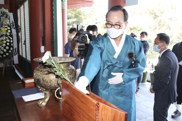 ▲ 박상돈 천안시장이 지난해 유관순열사 순국 100주기 추모제에 참여해 유관순 열사의 넋을 위로하고 있다.ⓒ천안시