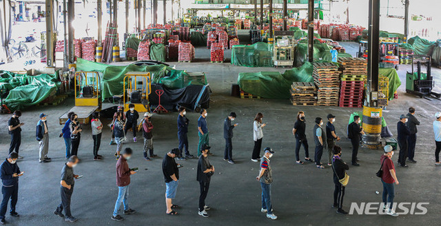 ▲ 지난 23일 오전 서울 송파구 가락시장 종사자들이 찾아가는 선별진료소에서 검사를 받기 위해 대기하고 있다. ⓒ뉴시스