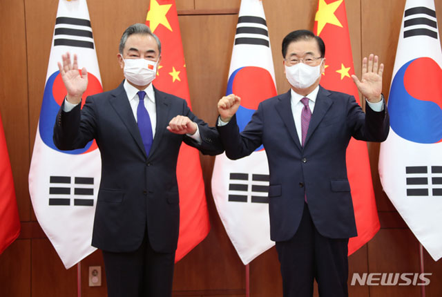 ▲ 지난 15일 방한한 왕이 중국 외교부장을 맞이하는 정의용 외교부 장관. 정 장관은 이날 왕이 외교부장과 종전선언에 대해 이야기했다고 밝혔다. ⓒ뉴시스. 무단전재 및 재배포 금지.