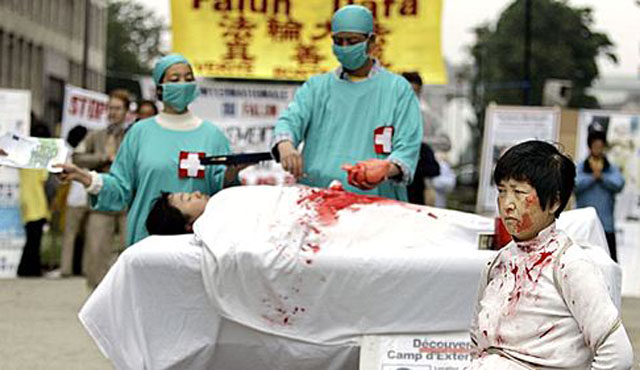 ▲ 2017년 2월 미국에서 열린 중국의 강제 장기적출 반대 시위 현장. ⓒ뉴시스 AP. 무단전재 및 재배포 금지.