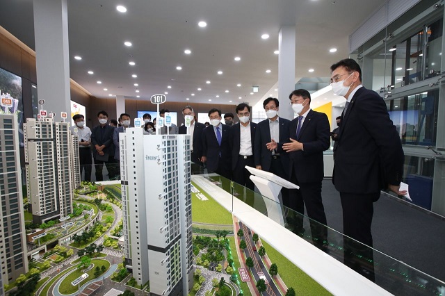 ▲ 김현준 LH 사장이 경기 고양 주택홍보관을 방문하고 수도권 주택공급 현장을 점검했다.ⓒLH
