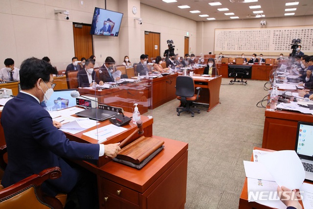 ▲ 박광온 국회 법제사법위원장이 6일 서울 여의도 국회 법제사법위원회에서 열린 '윤석열 전 검찰총장의 고발 사주 의혹'과 관련한 현안 질의를 위한 전체회의를 개의하고 있다.ⓒ뉴시스