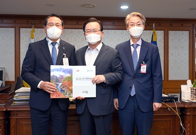 ▲ 왼쪽부터 전찬걸 울진군수, 김부겸 국무총리, 송경창 경북도 환동해지역본부장.ⓒ울진군