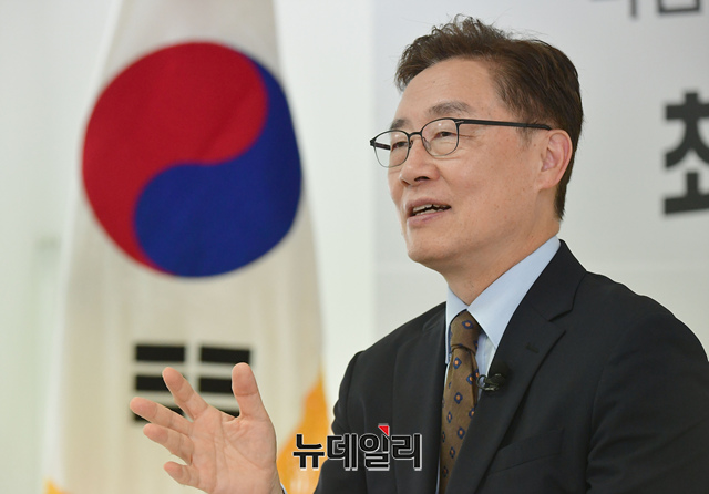 ▲ 최재형 국민의힘 대선 예비후보가 지난 24일 오전 서울 여의도 대하빌딩 캠프에서 본지와 인터뷰를 하고 있다.ⓒ이종현 기자