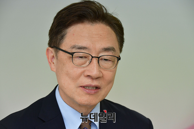 ▲ 최재형 국민의힘 대선 예비후보가 지난 24일 오전 서울 여의도 대하빌딩 캠프에서 본지와 인터뷰를 하고 있다.ⓒ이종현 기자