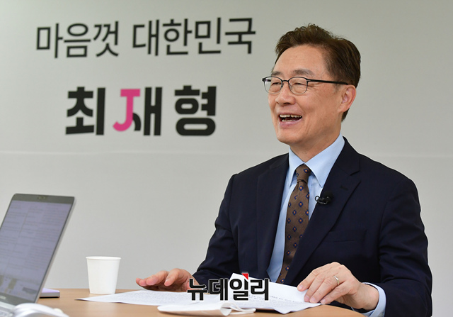 ▲ 최재형 국민의힘 대선 예비후보가 지난 24일 오전 서울 여의도 대하빌딩 캠프에서 본지와 인터뷰를 하고 있다.ⓒ이종현 기자