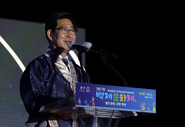 ▲ 양승조 충남도지사가 25일 공주 금강 미르섬에서 열린 제67회 백제문화제 개막식에서 축사를 하고 있다.ⓒ충남도