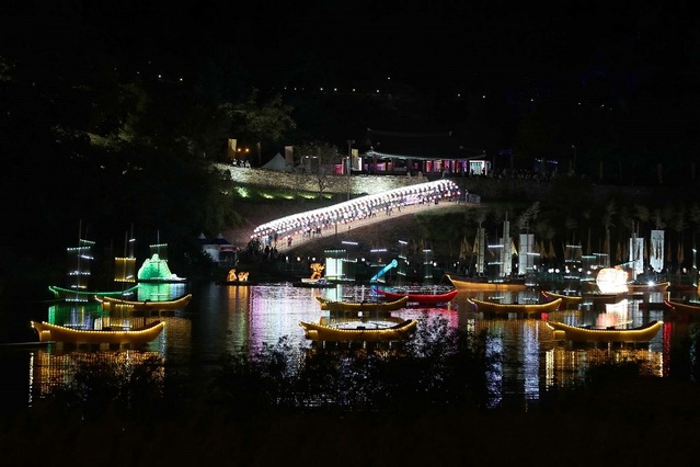 ▲ 백제문화제가 25일 막이 오른 가운데 금강에 백제문화제와 관련된 시설물 등이 화려하게 전시돼 있다.ⓒ충남도