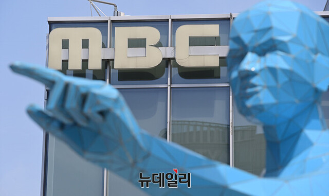 ▲ 서울 상암동 MBC 사옥 부근의 '미러맨' 동상. ⓒ뉴데일리DB