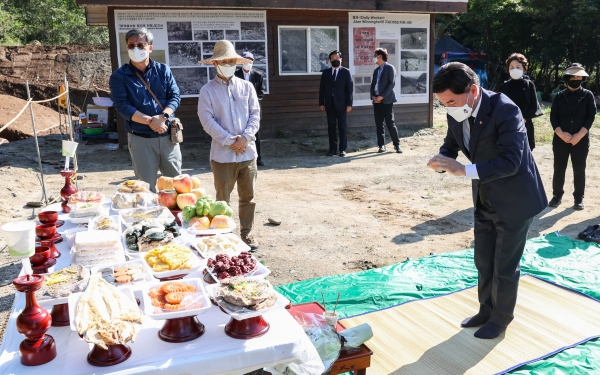 ▲ 황인호 동구청장이 지난 24일 산내 민간인 희생사건 유가족과 합동차례를 드리고 있다.ⓒ대전 동구