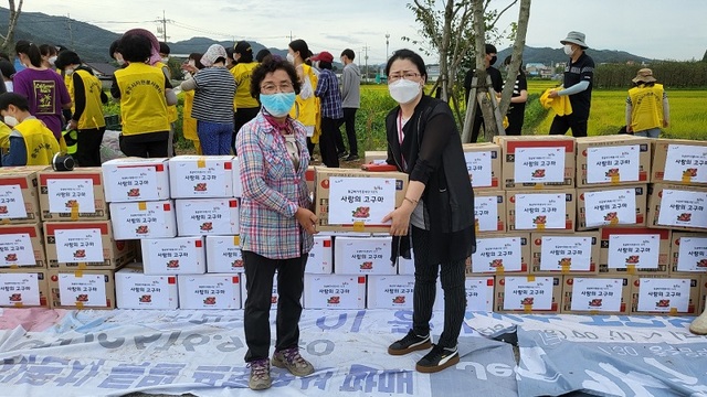 ▲ 충주 둥굴레가족봉사단 10기 가족 85명이 지난 25일 주덕읍에서 수확한 고구마를 사회복지시설 등에 전달했다.ⓒ충주시자원봉사센터