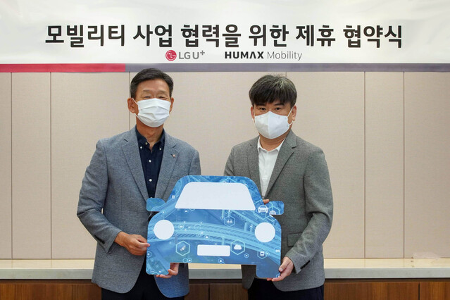 ▲ 황현식 LG유플러스 대표(왼쪽), 김태훈 휴맥스 사장 ⓒLG유플러스