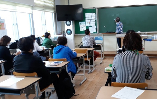 ▲ 내년 1월 졸업을 앞둔 홍성여중 부설 방송통신중 3학년 학생들이 역사 수업을 듣고 있다.ⓒ충남도교육청