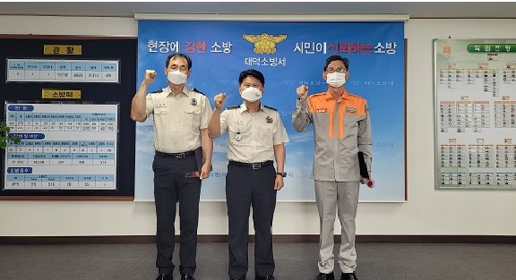 ▲ 왼쪽부터 소방위 김인호(48세), 유수열 대덕소방서장, 곽병연 의용소방대원(63세).ⓒ대전소방서
