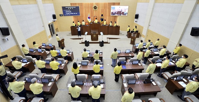 ▲ 세종시의회가 본회의에서 국민의례를 하고 있다.ⓒ세종시의회