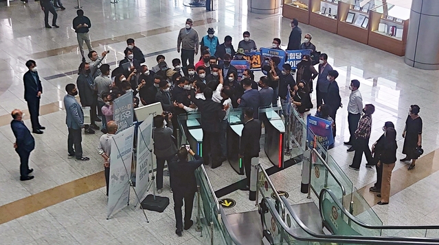 ▲ 국민의힘 '이재명 경기지사 대장동 게이트' 진상조사 특별위원회가 '대장동 특혜 의혹' 진상 규명을 촉구하기 위해 27일 오전 경기도 성남시청을 방문하는 과정에서 이재명 경기도지사 지지자로 추정되는 지역주민이 간담회장에 들어가기 위해 성남시 관계자들과 충돌하고 있다.ⓒ뉴데일리