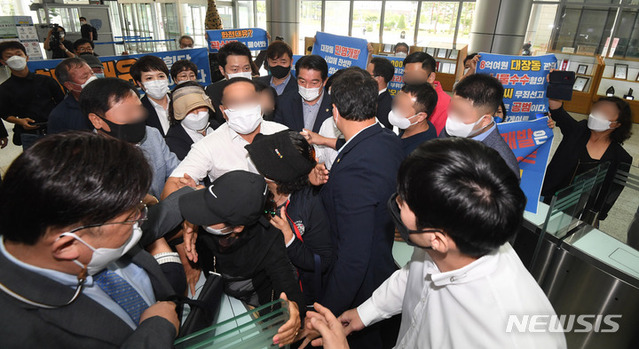 ▲ 국민의힘 '이재명 경기지사 대장동 게이트' 진상조사 특별위원회가 27일 경기 성남시청을 방문하는 과정에서 성남시청 관계자들이 지역 주민의 출입을 막고 있다. ⓒ성남 = 뉴시스 / 국회사진기자단