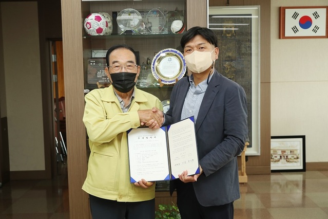 ▲ 정상혁 보은군수가 27일 군청에서 유원양 티이엠씨 대표와 70억 원 규모의 투자협약을 체결한 뒤 기념촬영을 하고 있다.ⓒ보은군