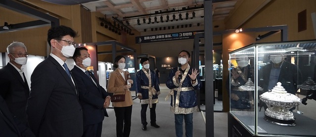 ▲ 김정섭 충남 공주시장이 고마 컨벤션홀에 마련된 대통령기록관 소장품 등을 둘려 보고 있다.ⓒ공주시