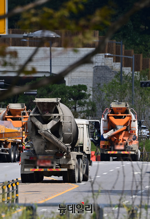 ▲ 지난 26일 대장지구 내 공사 중인 아파트 단지로 돌과 흙을 실은 트럭이 이동하고 있다. ⓒ정상윤 기자