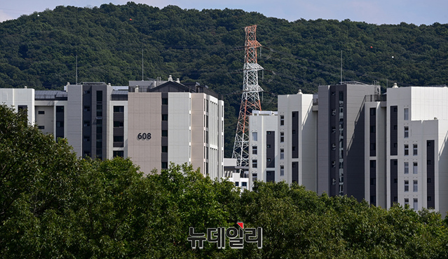 ▲ 대장동 아파트 단지 옆에 송전탑이 서있는 모습이다. ⓒ정상윤 기자