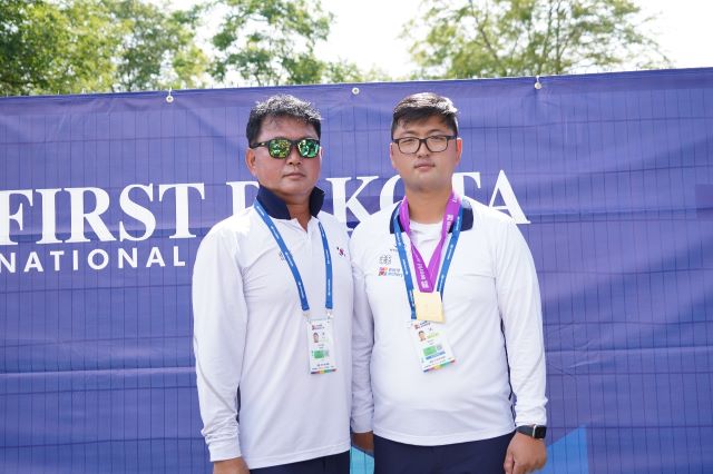 ▲ 3관왕을 합작한 청주시청 홍승진 감독(좌)과 김우진 선수.ⓒ청주시