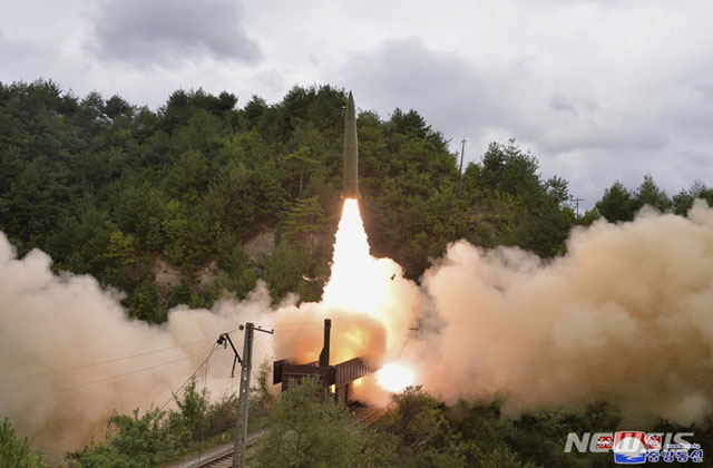 ▲ 지난 15일 북한이 열차탄도미사일을 발사하는 모습. ⓒ뉴시스 AP. 무단전재 및 재배포 금지.