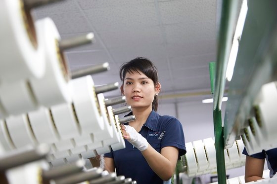 ▲ 효성 베트남 공장의 직원이 스판덱스 제품의 품질을 확인하고 있다.