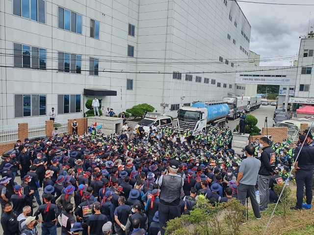 ▲ 화물연대 노조원과 경찰의 SPC 세종공장 앞 대치 현장.ⓒ세종경찰서