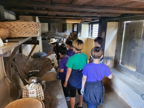 ▲ 학생들이 부강면 소재 홍판서댁을 둘러보고 있다.ⓒ세종교육청