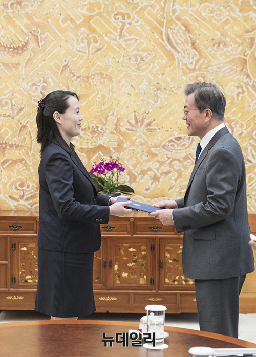 ▲ 2018년 2월 10일 문재인 대통령이 청와대에서 북한 김여정에게 김정은의 친서를 받고 있다. ⓒ청와대 제공