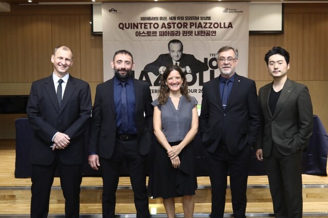 ▲ 왼쪽부터 훌리안 바트 음악감독, 바이올리니스트 세르다르 겔디무라도프, 피아니스트 바바라 바라시 페가, 더블베이시스트 다니엘 팔라스카, 바리톤 이응광.ⓒ봄아트프로젝트