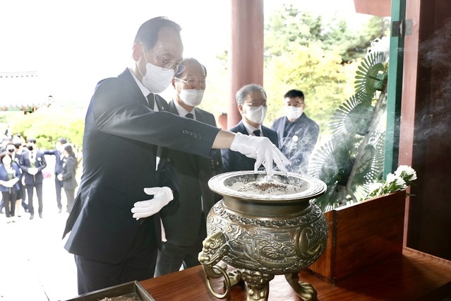 ▲ 박상돈 천안시장이 28일 유관순 열사 추모각에서 유관순 열사의 순국 101주기 추모제를 진행하고 있다.ⓒ천안시