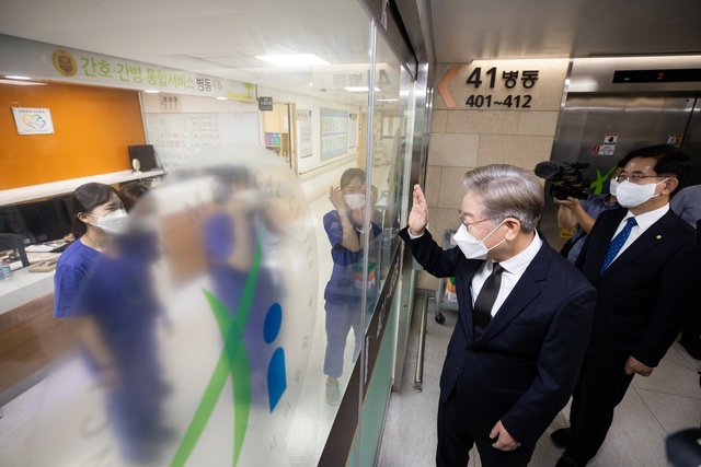 ▲ 28일 이재명 경기도지사가 인천의료원 음압병동을 찾아 간호사들을 응원하고 있다. ⓒ이재명 캠프