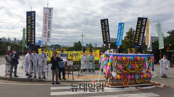 ▲ 충북선 고속화철도 비상대책위원회가 28일 충주시청 광장에서 상여 시위 집회를 열었다.ⓒ 뉴데일리 DB