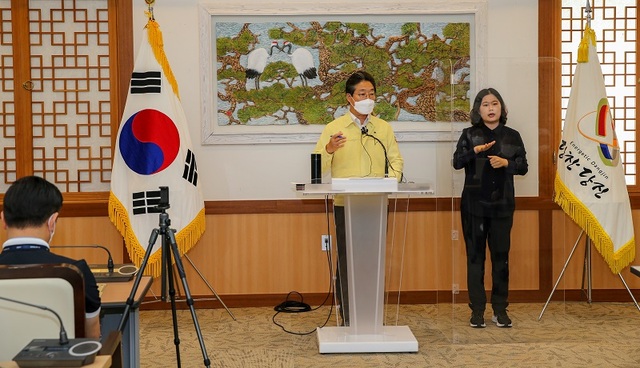 ▲ 김홍장 당진시장이 28일 시청에서 상생 국민지원금 상위 12% 미지급과 관련해 기자회견을 갖고 있다.ⓒ당진시