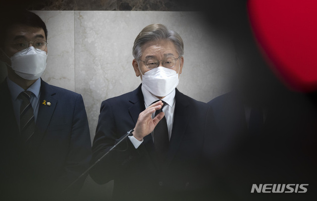 ▲ 더불어민주당 대선 주자인 이재명 경기도지사가 28일 오후 서울 영등포구 중앙보훈회관에서 열린 개발이익 환수 법제화 긴급토론회에서 인사말을 마친 뒤 행사장을 나와 기자들 질문에 답하고 있다. ⓒ뉴시스