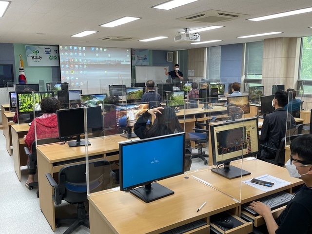 ▲ 김천시(시장 김충섭)는 중소규모 농업경영체 경쟁력 향상을 위한 교육의 일환으로 ‘강소농 컴퓨터 및 스마트폰 활용 기초과정’ 교육을 9월 27일 강소농 20호 대상으로 개강했다.ⓒ김천시