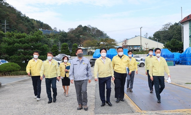 ▲ 성주군은 추석연휴 이후 외국인 근로자의 코로나19 확진자가 급증하고 있어 확산 방지를 위해 27일 오전 코로나19 방역대책 확대 간부회의를 현장에서 개최했다.ⓒ성주군