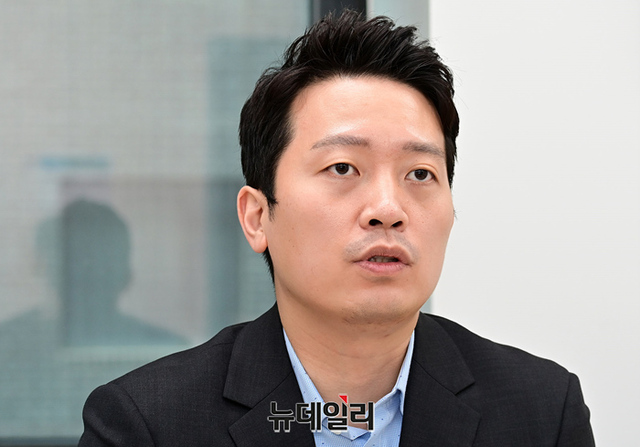 ▲ 27일 서울 영등포구 여의도 태흥빌딩에서 뉴데일리와 인터뷰중인 국민의힘 이기인 성남시의원. ⓒ정상윤 기자