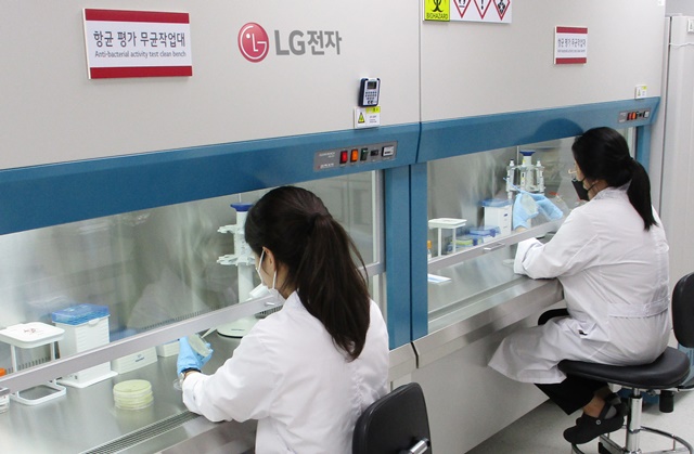 ▲ LG전자 연구원들이 물질분석공인랩 내 무균작업대에서 항균성능을 평가하고 있다. ⓒLG전자