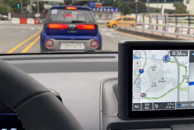 ▲ 캐스퍼의 리어 램프가 점등될 때 독특한 패턴이 보인다. 내비게이션 크기는 작았다. ⓒ김재홍 기자