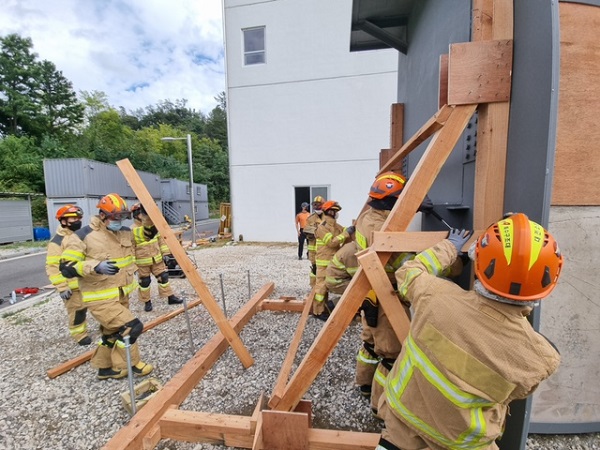 ▲ 대전소방 119 특수구조단이 드론을 활용한 지진대비 연합훈련을 하고 있다.ⓒ대전소방본부