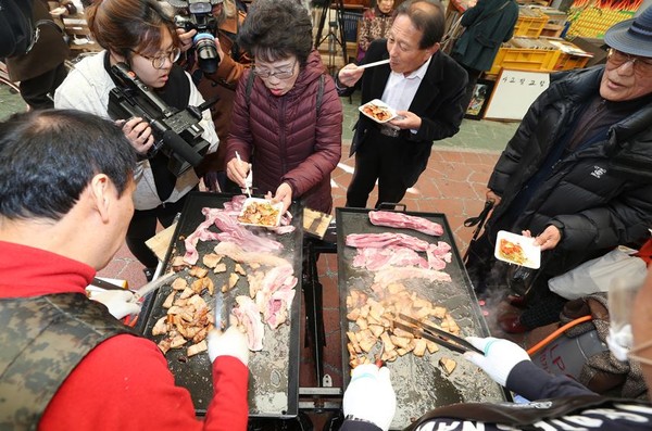 ▲ 충북 청주 서문시장에서 열리는 ‘청주삼겹살축제’ 모습.ⓒ청주시