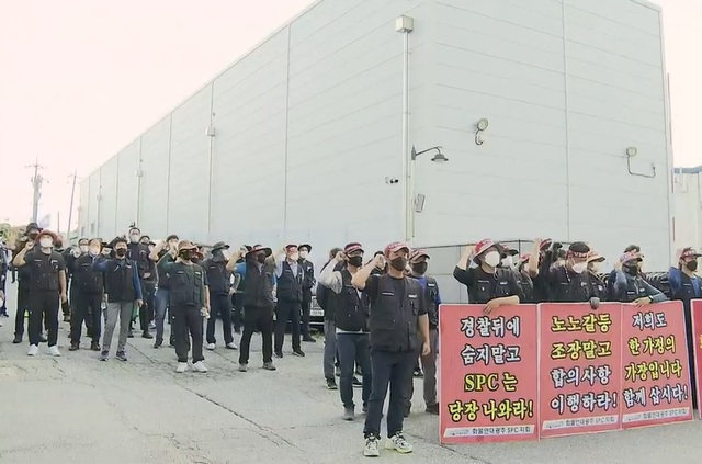 ▲ 민주노총 공공운수노조 화물연대 소속 노조원 300여 명이 지난 24일 청주에서 방역수칙을 위반한 채 청주시의 행정명령과 경찰이 해산명령을 무시하며 불법 집회를 열었다. 사진은 청주시 흥덕구 SPC삼립 청주공장 인근의 불법집회 장면.ⓒKBS 뉴스 캡처